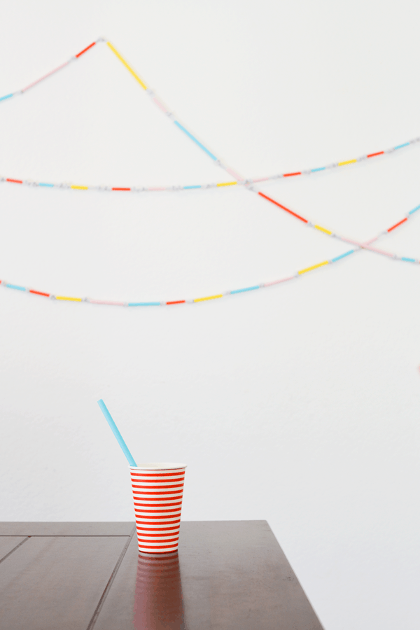 https://www.cupcakesandcutlery.com/wp-content/uploads/2014/02/super-easy-straw-garland-for-kids-parties.png