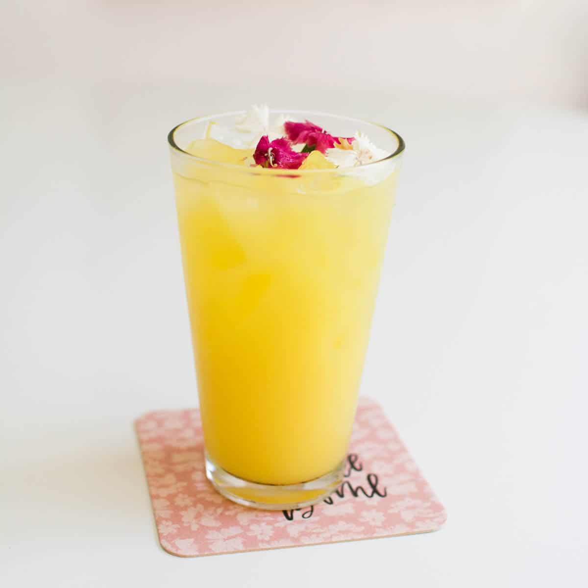 https://www.cupcakesandcutlery.com/wp-content/uploads/2020/01/vodka-and-orange-juice-featured-image-1.jpg