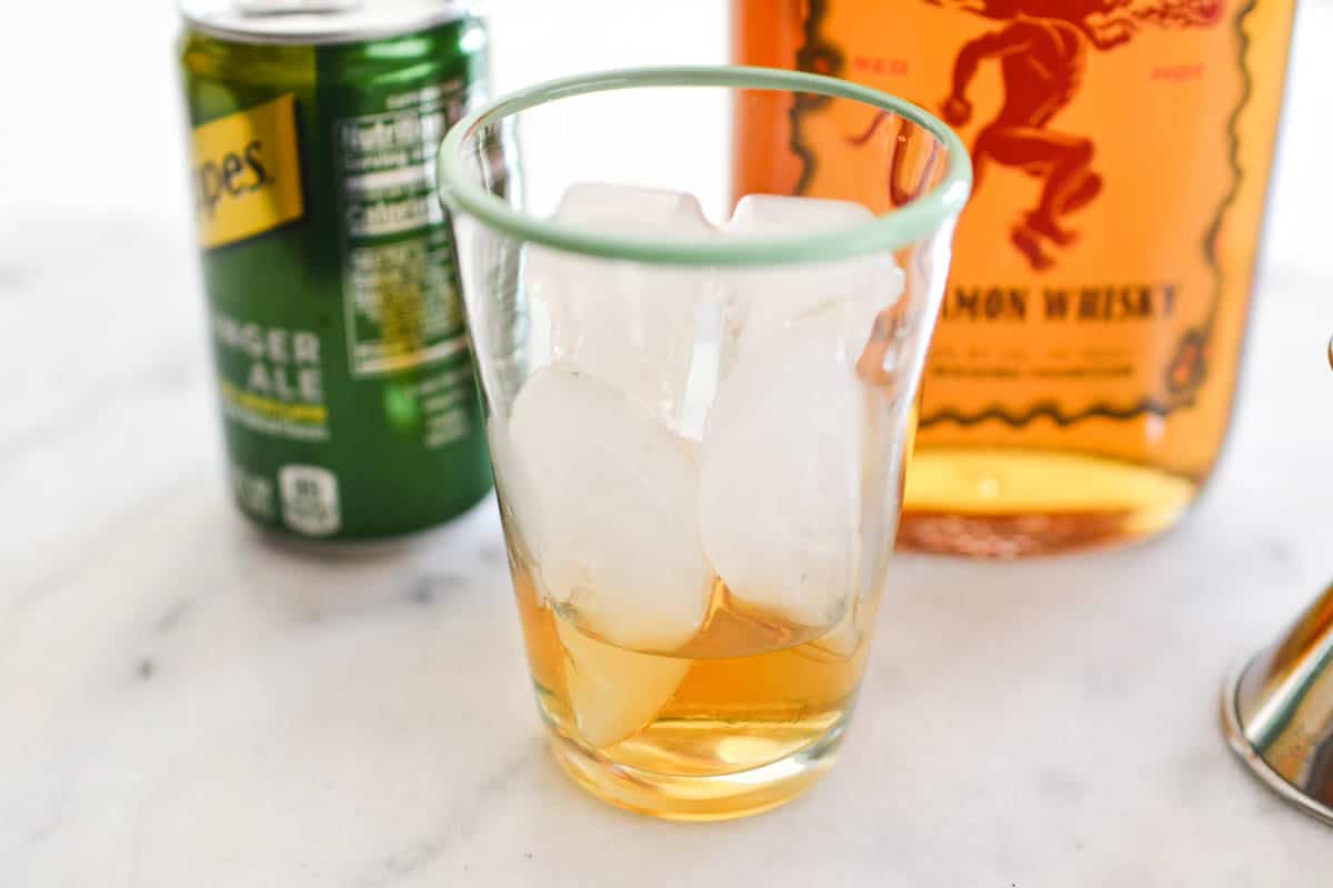 https://www.cupcakesandcutlery.com/wp-content/uploads/2020/11/ginger-ale-and-fireball.jpg
