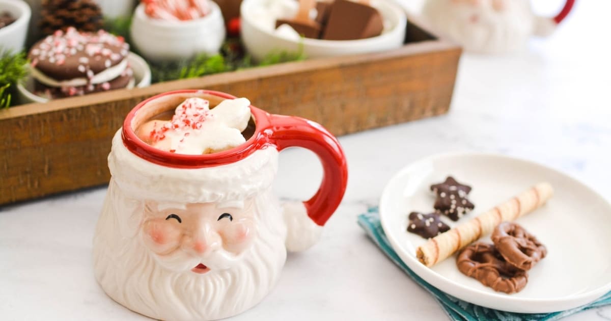 https://www.cupcakesandcutlery.com/wp-content/uploads/2020/11/hot-cocoa-board-twitter.jpg