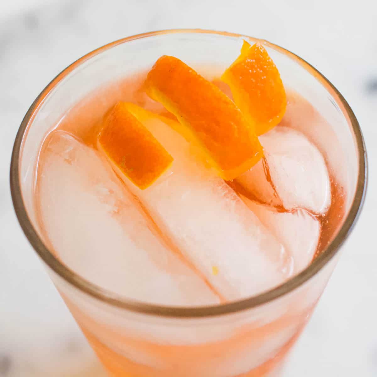 https://www.cupcakesandcutlery.com/wp-content/uploads/2022/09/Citrus-Twist-Garnish-tutorial-for-cocktails.jpg