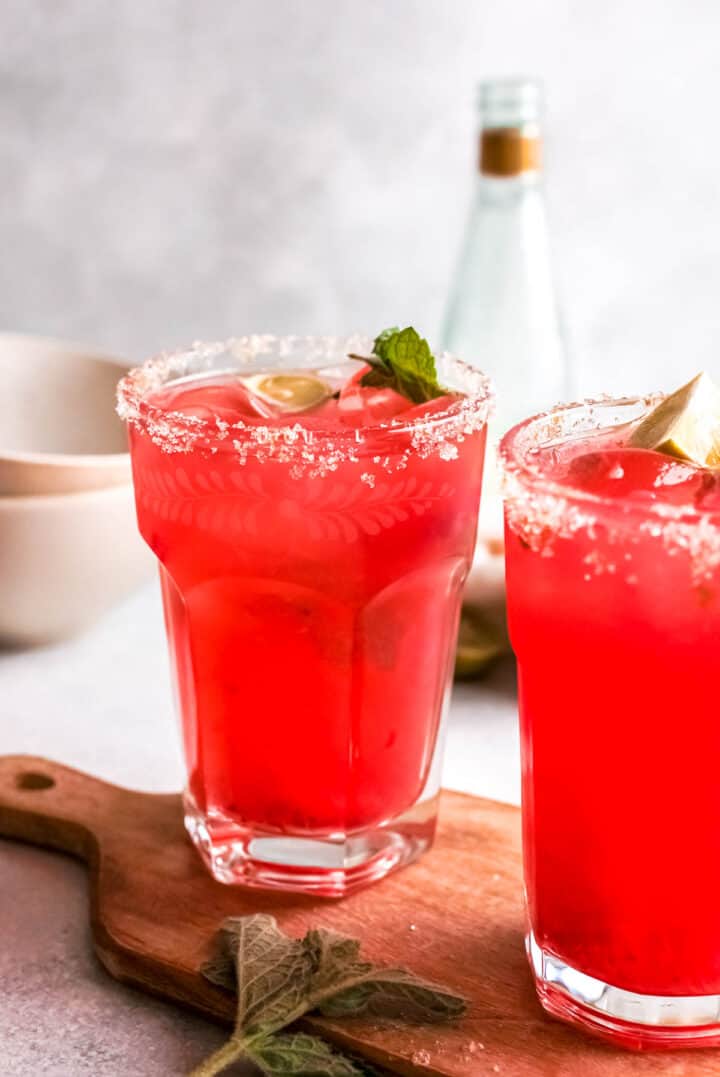 strawberry-tequila-cocktail-with-ginger-beer-recipe-super-refreshing