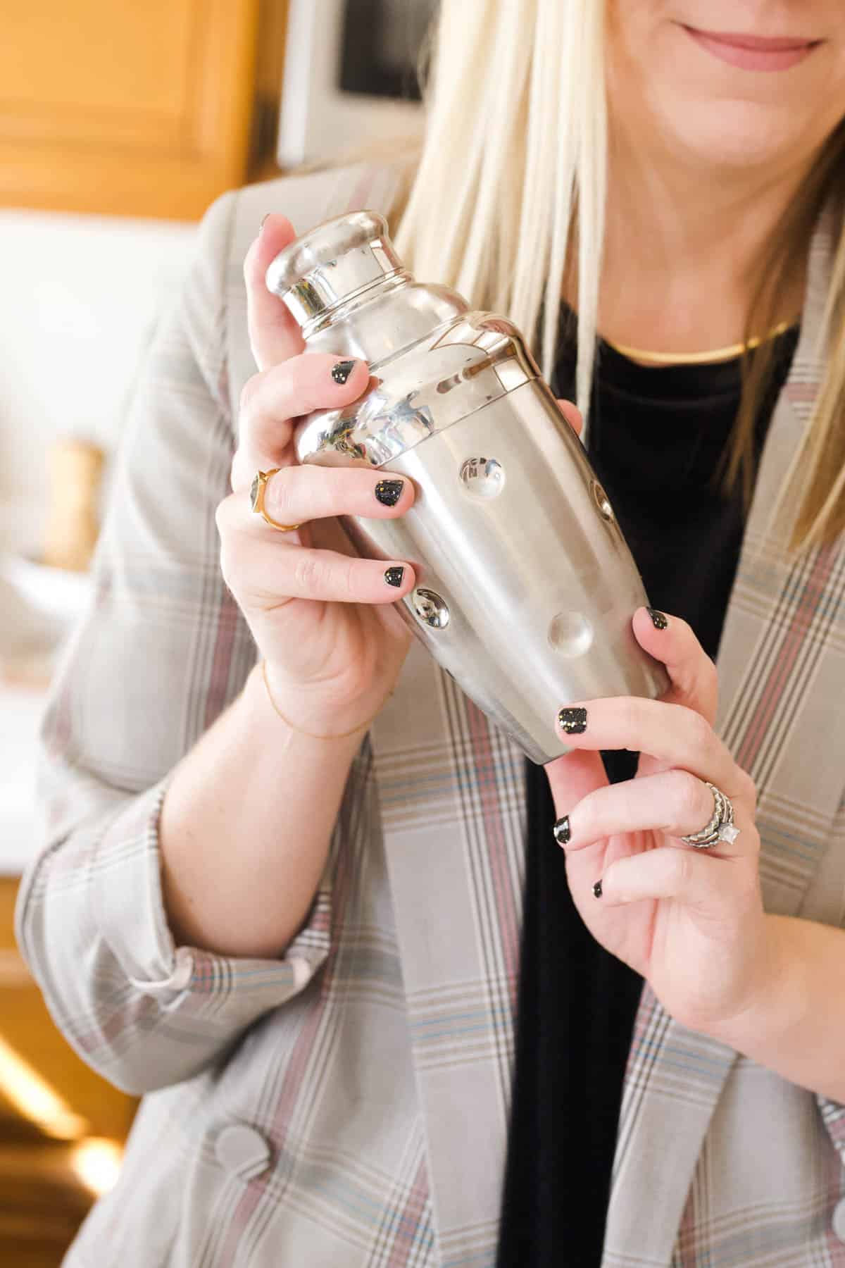 https://www.cupcakesandcutlery.com/wp-content/uploads/2023/09/cocktail-shaker-how-to.jpg